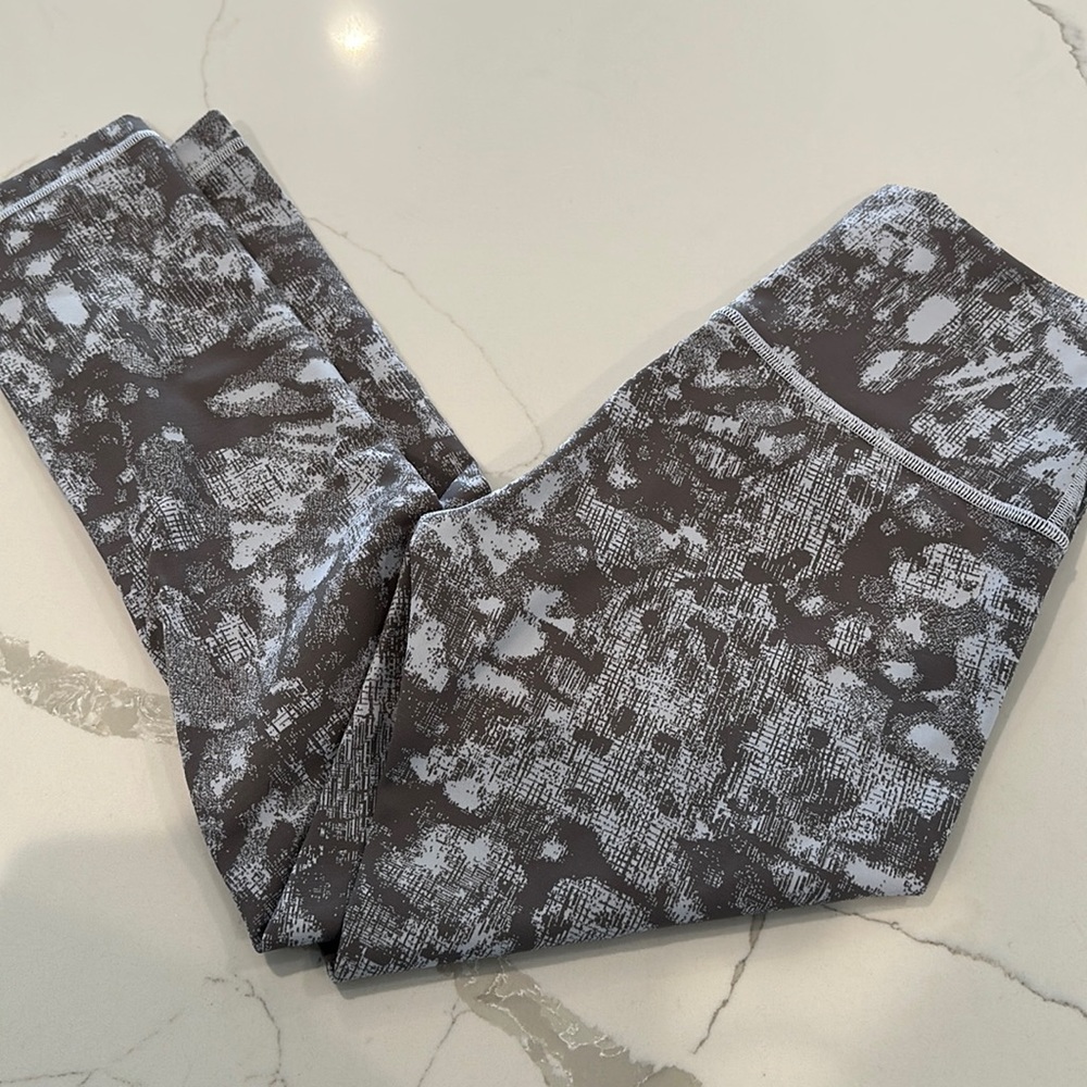 women’s lululemon wunder under crop size 6, 23” inseam